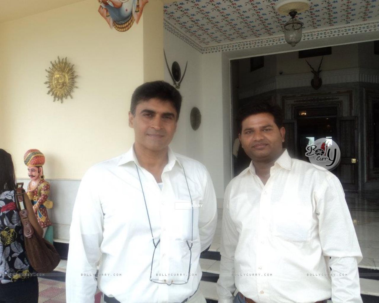 Mohnish Behl with a fan (212162) size:1280x1024