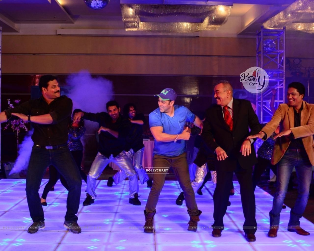 Wallpaper - Salman Khan performs with the cast of  (328556)  size:1280x1024