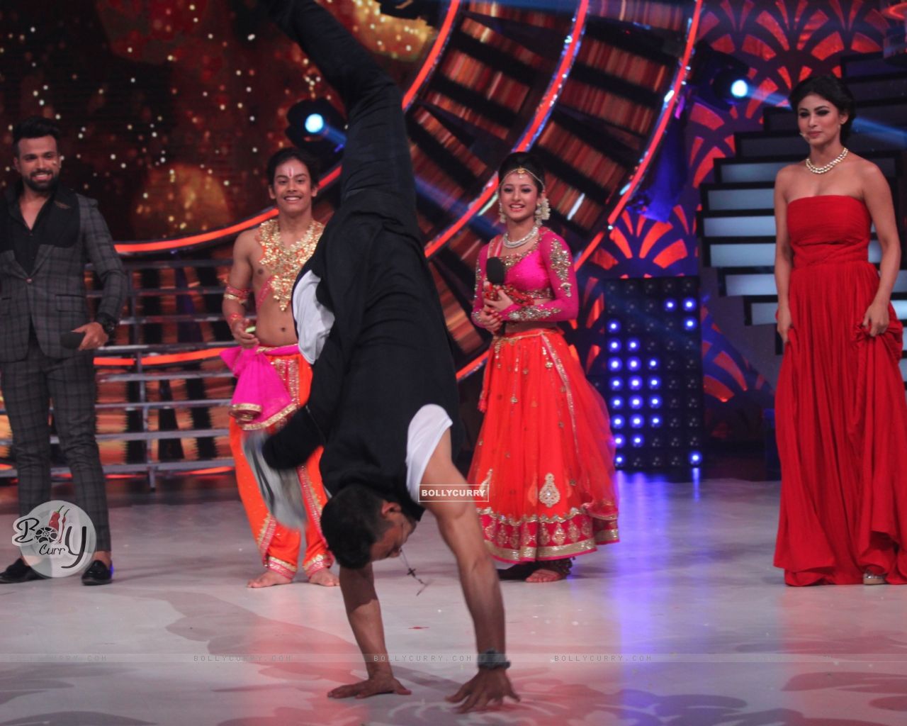 Wallpaper - Akshay Kumar does a Cartwheel on 'So You Think You Can Dance-Ab  India Ki Baari' (407154) size:1280x1024