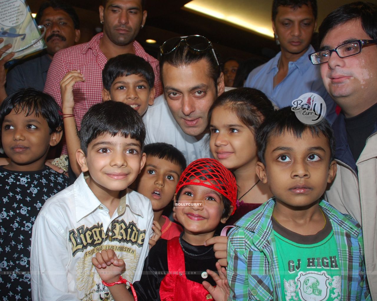 Wallpaper - Salman Khan celebrates International Rose day with cancer  affected childrens at Hinduja Hospital in Mumbai (80163) size:1280x1024