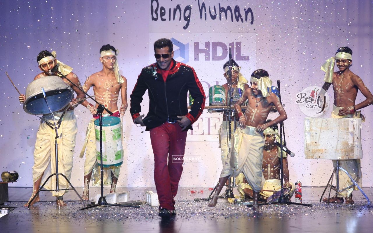 http://img.bollycurry.com/wallpapers/1280x800/101109-salman-khan-in-being-human-show-at-hdil-india-couture-week-2010.jpg