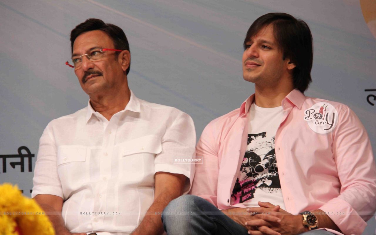 Wallpaper - Vivek and Suresh Oberoi at Yogi Rishi Swami Ramdev interaction  on the subject of Enrichment of Life (132927) size:1280x800