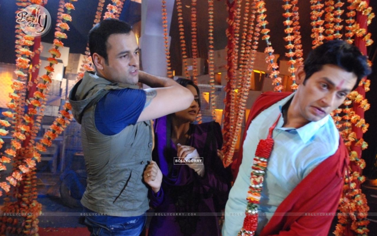 Wallpaper - A still of Rohit Roy and Sumit Vats from Hitler Didi (279491)  size:1280x800