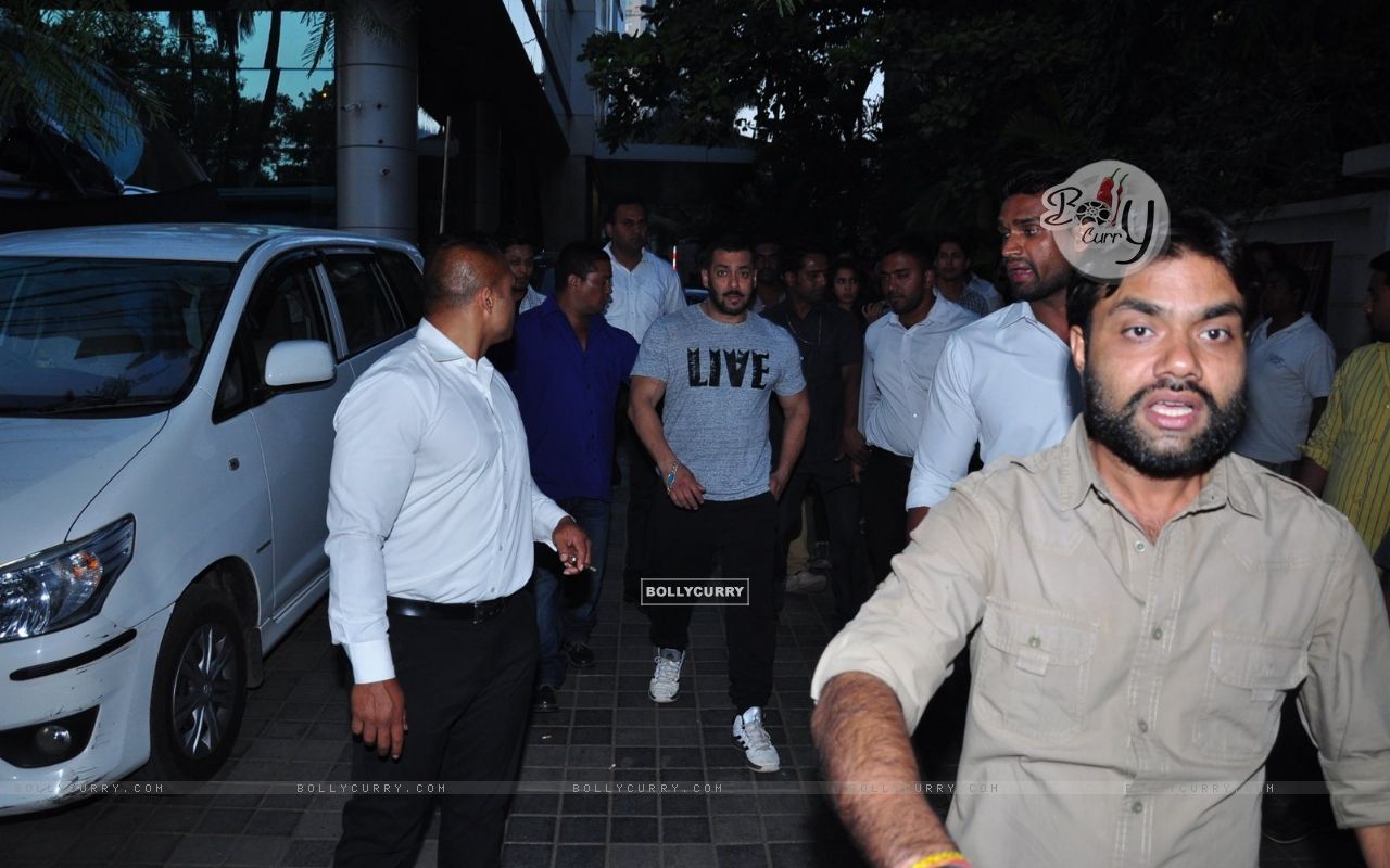 Wallpaper - Salman Snapped Walking towards Yash Raj Films Studio (393659)  size:1280x800
