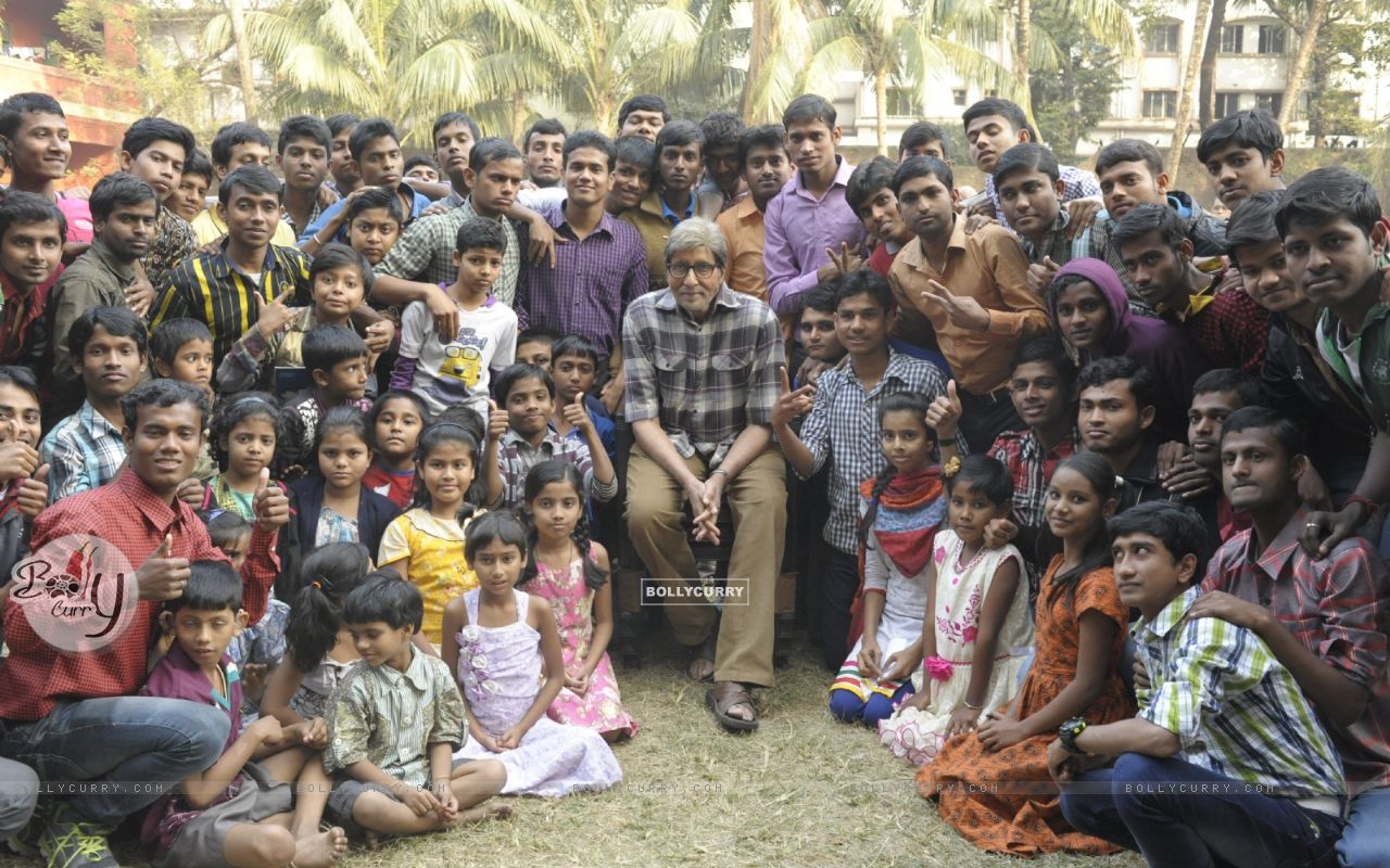 Amitabh Bachchan shoots with deaf and mute children for TE3N (406197) size:1280x800