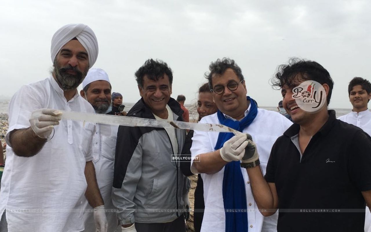 Subhash Ghai Helps clean Versova Beach (411773) size:1280x800