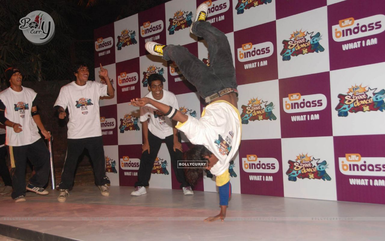 Wallpaper - Shiamak Davar at UTV Bindass Dance Reality Show on street  dancing at Mehboob Studios (87771) size:1280x800
