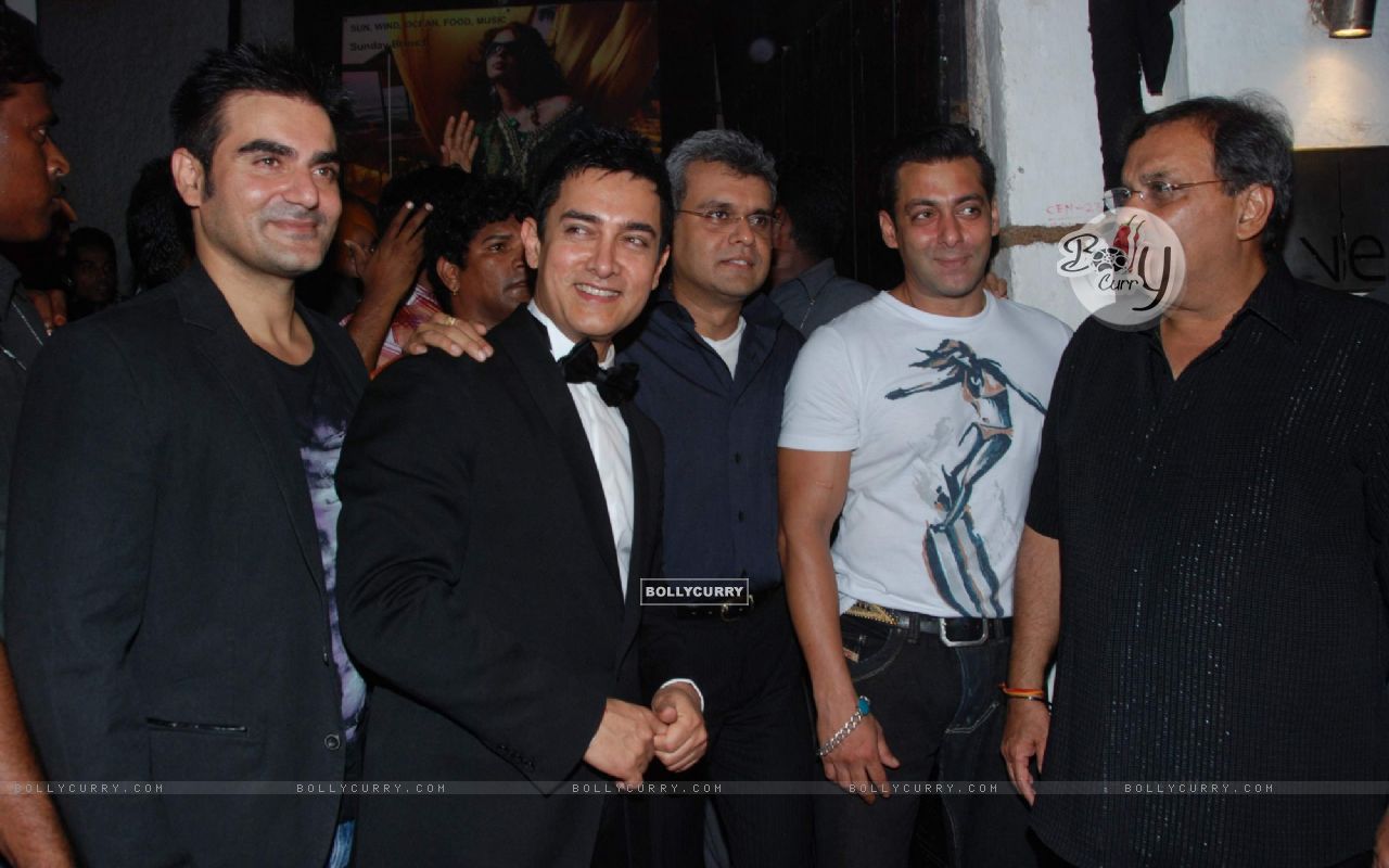 Wallpaper - Salman Khan, Aamir Khan, Subhash Ghai and Arbaaz Khan at Dabangg  success bash at Vie Lounge (99425) size:1280x800