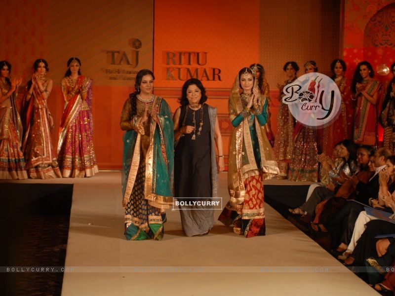 Wallpaper - Dia Mirza and Shabana Azmi walk the ramp for Ritu Kumar fashion  show at Taj land's End (119137) size:800x600