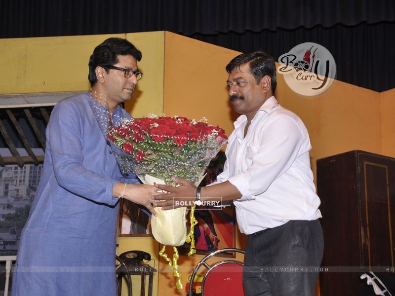 Wallpaper - Raj Thackeray felicitating Sanjay Narvekar with a Bouquet of  flowers (330603) size:800x600