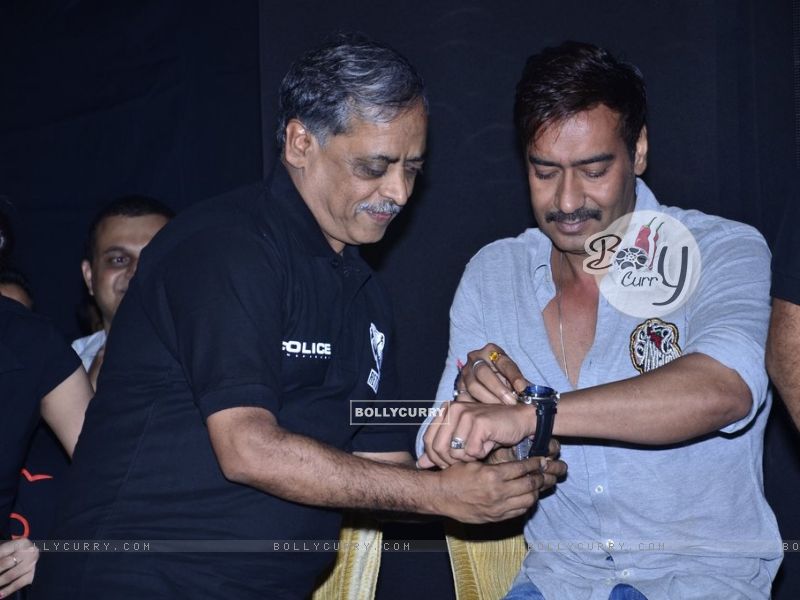 Wallpaper - Ajay Devgn was gifted a watch at the Promotions of Singham  Returns (331602) size:800x600