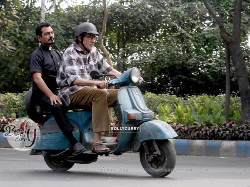 Amitabh Bachchan and Nawazuddin Siddqui riding on scooter around Kolkata shooting for "Te3n" (386167) size:800x600