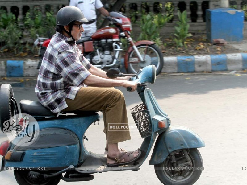 Amitabh Bachchan riding a scooter for "Te3n" (386171) size:800x600