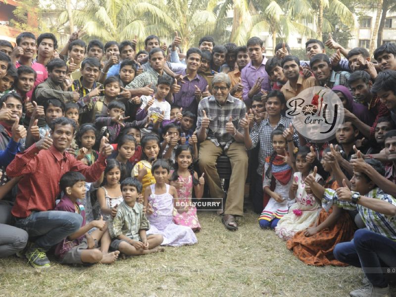 Amitabh Bachchan shoots with deaf and mute children for TE3N (406196) size:800x600