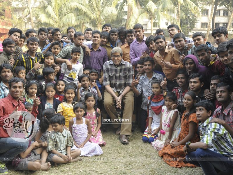 Amitabh Bachchan shoots with deaf and mute children for TE3N (406197) size:800x600