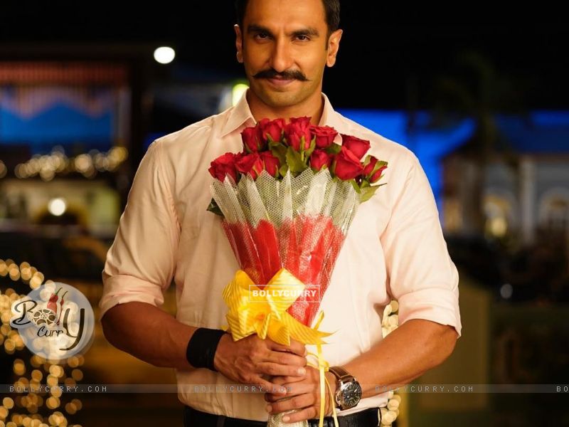 Ranveer Singh with bouquet scene from movie Simmba (442754) size:800x600