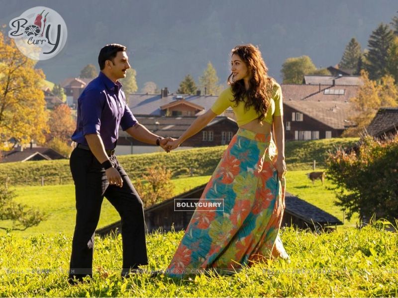Ranveer Singh and Sara Ali Khan Still from the song of Movie Simmba (442771) size:800x600